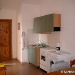 Anrichte und Küchenzeile mit Waschmaschine in den Ferienhäusern Ginestre an der Costa Rei, Sardinien