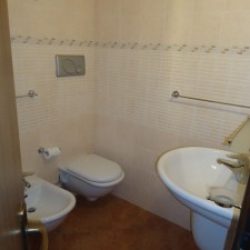 Badezimmer mit Waschbecken, WC und Bidet im Ferienhaus Ginestre Alte an der Costa Rei, Sardinien