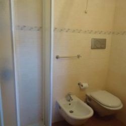 Badezimmer mit Dusche, Bidet und WC im Ferienhaus Ginestre Alte an der Costa Rei, Sardinien