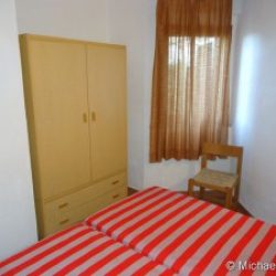 Kleiderschrank im Schlafzimmer des Ferienhauses Ginestre Alte an der Costa Rei, Sardinien
