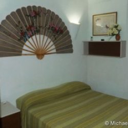 Zweites Schlafzimmer mit Doppelbett im Ferienhaus Ginestre Alte an der Costa Rei, Sardinien