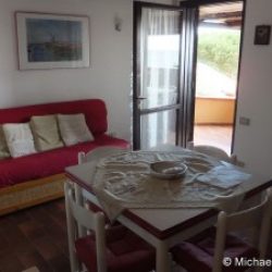 Wohnzimmer mit Sitzgruppe und Sofa im Ferienhaus Ginestre Alte an der Costa Rei, Sardinien