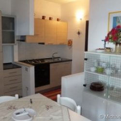Wohnzimmer mit Anrichte und Küchenzeil im Ferienhaus Ginestre Alte an der Costa Rei, Sardinien