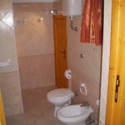 Badezimmer mit Bidet und WC im Ferienhaus Ginestre Souterrain an der Costa Rei, Sardinien