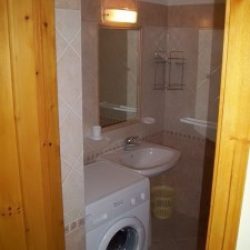 Badezimmer mit Waschbecken und Waschmaschine im Ferienhaus Ginestre Souterrain an der Costa Rei, Sardinien