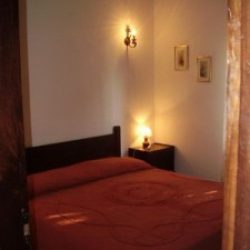 Elternschlafzimmer mit Doppelbett im Ferienhaus Ginster an der Costa Rei, Sardinien