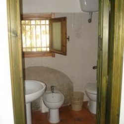 Badezimmer mit WC, Bidet und Waschbecken des Ferienhauses India an der Costa Rei, Sardinien