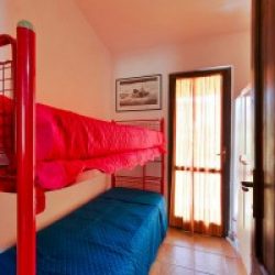 Kinderzimmer mit Stockbetten in den Ferienhäusern Turagri an der Costa Rei, Sardinien