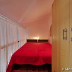 Doppelbett auf der Mansarde in den Ferienhäusern Turagri an der Costa Rei, Sardinien