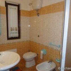 Badezimmer mit Dusche, Waschbecken, Bidet und WC in der Ferienvilla Ginestre an der Costa Rei, Sardinien
