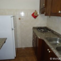 Küchenzeile mit Gasherd, Spüle und Kühl-/Gefrierschrank in der Ferienvilla Ginestre an der Costa Rei, Sardinien