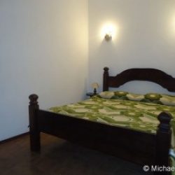 Schlafzimmer mit Doppelbett in der Ferienvilla Ginestre an der Costa Rei, Sardinien