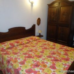 Zweites Schlafzimmer mit Doppelbett und Kleiderschrank in der Ferienvilla Ginestre an der Costa Rei, Sardinien