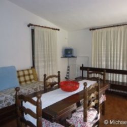Wohnzimmer mit Sofas und Sitzgruppe der Ferienvilla Ginestre an der Costa Rei, Sardinien