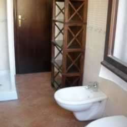 Blick auf die Dusche und das Bidet der Ferienvilla Ginster an der Costa Rei, Sardinien