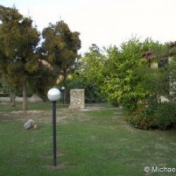 Großzügiger Garten mit gemauertem Grill der Ferienvilla Ginster an der Costa Rei, Sardinien