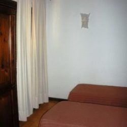 Zweites Schlafzimmer mit Einzelbetten in der Ferienvilla Ginster an der Costa Rei, Sardinien