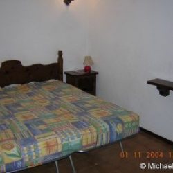 Elternschlafzimmer mit Doppelbett im sardischen Stil in der Ferienvilla Ginster an der Costa Rei, Sardinien
