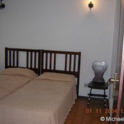 Drittes Schlafzimmer mit zwei Einzelbetten in der Ferienvilla Ginster an der Costa Rei, Sardinien