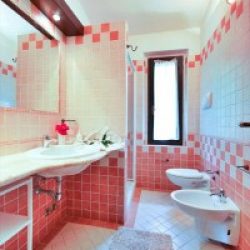 Großzügiges Badezimmer mit Dusche, Bidet, Waschbecken und WC in der Ferienvilla Lentischio an der Costa Rei, Sardinien