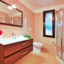 Top-modernes Badezimmer mit Duschkabine, WC tollem Waschbecken und schönen Fliesen in der Ferienvilla Lentischio an der Costa Rei, Sardinien