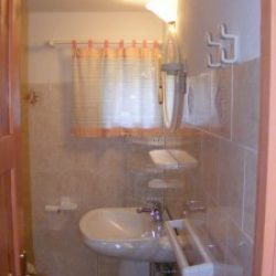 Badezimmer mit Waschbecken in der Ferienwohnung Emanuele an der Costa Rei, Sardinien