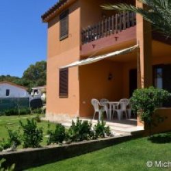 Gepflegter Garten und Terrasse mit Sonnenrollo der Ferienwohnung Gianfranco an der Costa Rei, Sardinien