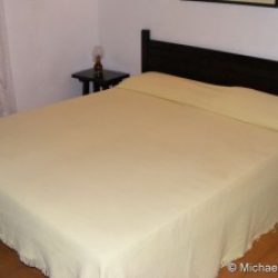 Schlafzimmer mit Doppelbett in der Ferienwohnung Gianfranco an der Costa Rei, Sardinien