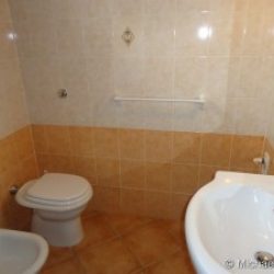 Badezimmer mit WC, Bidet und Waschbecken in der Ferienwohnung Ginestre Basse an der Costa Rei, Sardinien