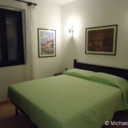 Schlafzimmer mit Doppelbett in der Ferienwohnung Ginestre Basse an der Costa Rei, Sardinien