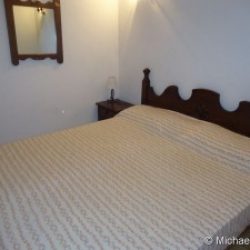 Weiteres Schlafzimmer mit Doppelbett in der Ferienwohnung Ginestre Basse an der Costa Rei, Sardinien