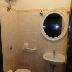 Badezimmer mit Waschbecken und Wc in den Ferienwohnungen Ginster an der Costa Rei, Sardinien