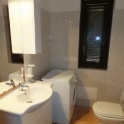 Badezimmer mit Waschbecken, Waschmaschine, Bidet und WC in den Ferienwohnungen Ginster an der Costa Rei, Sardinien