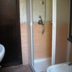Badezimmer mit Bidet und Dusche in den Ferienwohnungen Ginster an der Costa Rei, Sardinien