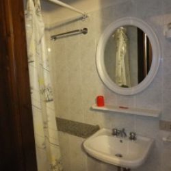 Badezimmer mit Waschbecken und Dusche in den Ferienwohnungen Ginster an der Costa Rei, Sardinien