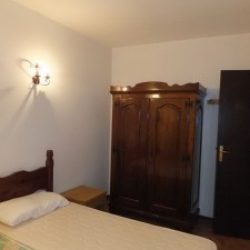 Elternschlafzimmer mit Doppelbett und Kleiderschrank in den Ferienwohnungen Ginster an der Costa Rei, Sardinien