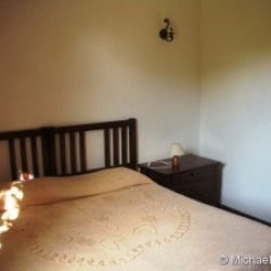 Schlafzimmer mit Doppelbett in der Ferienwohung Ginster an der Costa Rei, Sardinien