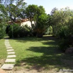Blick in den Garten der Ferienwohnung Mimose an der Costa Rei, Sardinien