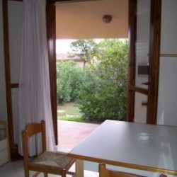 Wohnzimmer mit Sitzgruppe in der Ferienwohnung Mimose an der Costa Rei, Sardinien