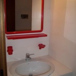 Badezimmer mit Waschbecken in der Ferienwohnung Mimose an der Costa Rei, Sardinien