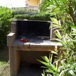 Grillplatz im Garten der Ferienwohnung Mimose an der Costa Rei, Sardinien