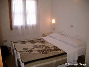 Elternschlafzimmer mit Doppelbett der Ferienhäuser Ginestre an der Costa Rei, Sardinien