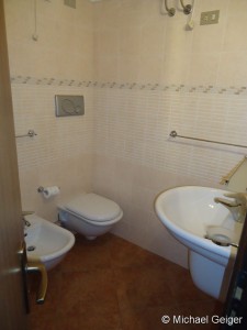 Badezimmer mit Waschbecken, WC und Bidet im Ferienhaus Ginestre Alte an der Costa Rei, Sardinien