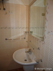 Waschbecken im Badezimmer des Ferienhauses Ginestre Alte an der Costa Rei, Sardinien