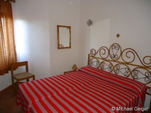 Schlafzimmer mit Doppelbett im Ferienhaus Ginestre Alte an der Costa Rei, Sardinien