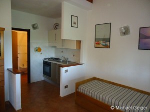 Wohnzimmer mit Küchenzeile und Sofa im Ferienhaus Ginestre Alte an der Costa Rei, Sardinien