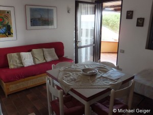 Wohnzimmer mit Sitzgruppe und Sofa im Ferienhaus Ginestre Alte an der Costa Rei, Sardinien