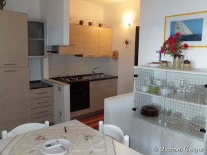 Wohnzimmer mit Anrichte und Küchenzeil im Ferienhaus Ginestre Alte an der Costa Rei, Sardinien