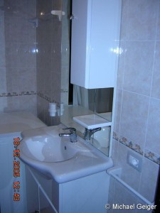 Badezimmer mit Waschbecken im Ferienhaus Ginster an der Costa Rei, Sardinien