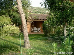 Garten und Terrasse des Ferienhauses Ginster an der Costa Rei, Sardinien